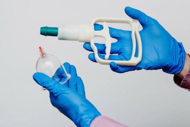 Hijama için süpürge pompaları ve kavanozlar. Kollar. Beyaz bir arkaplanda