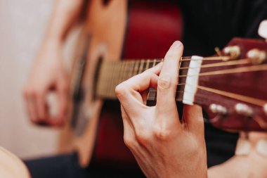 Adam gitar çalıyordu. Planı kapat