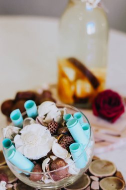 Su portakalları ve tarçınlı süs. Tarihler. Gül çiçeği. Kurumuş çiçekli ve yapraklı bir vazo. İftar, güneş ışığı, hurma ve su. Ramazan