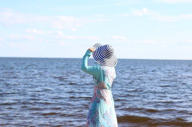 Denizde mavi burkini giymiş Müslüman bir kadın