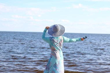 Denizde mavi burkini giymiş Müslüman bir kadın