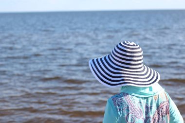 Denizde mavi burkini giymiş Müslüman bir kadın