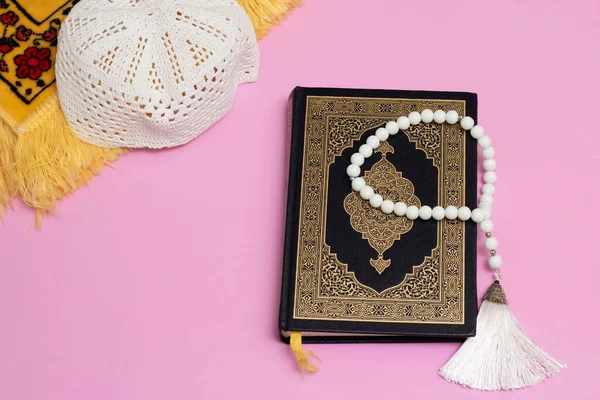 Koran Czaszki Muzułmańskiego Różańca Dywan Modlitewny Różowym Tle — Zdjęcie stockowe
