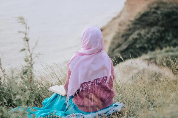 Мусульманка Синем Платье Берегу — стоковое фото