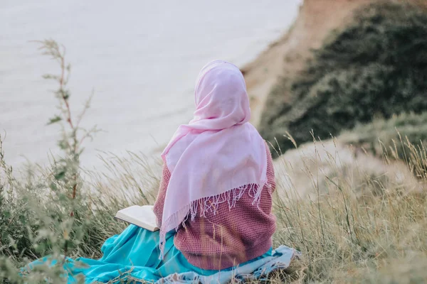 Moslim Vrouw Een Blauwe Jurk Aan Kust — Stockfoto