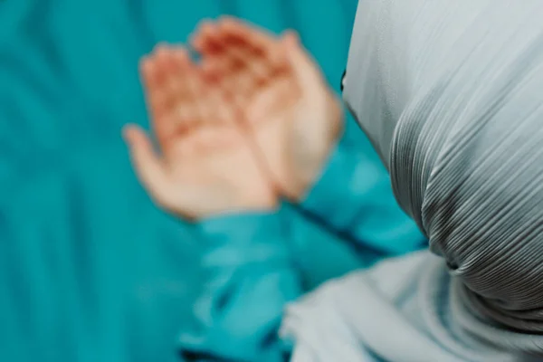 Türbanlı Müslüman Bir Kadın Dua Eder Dua Eder — Stok fotoğraf