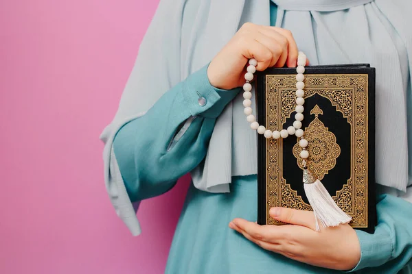 Muslimská Dívka Drží Quran Islámský Růženec Svých Rukou — Stock fotografie