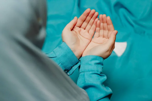 Türbanlı Müslüman Bir Kadın Dua Ediyor Arkasında Bir Tespih Var — Stok fotoğraf