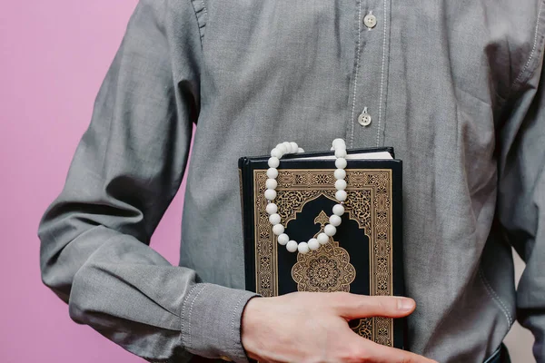 Гай Держит Коран Исламские Четки — стоковое фото