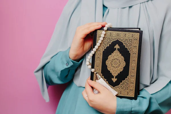 Menina Muçulmana Segurando Alcorão Rosário Islâmico Suas Mãos — Fotografia de Stock