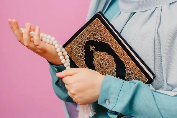 Menina Muçulmana Segurando Alcorão Rosário Islâmico Suas Mãos — Fotografia de Stock