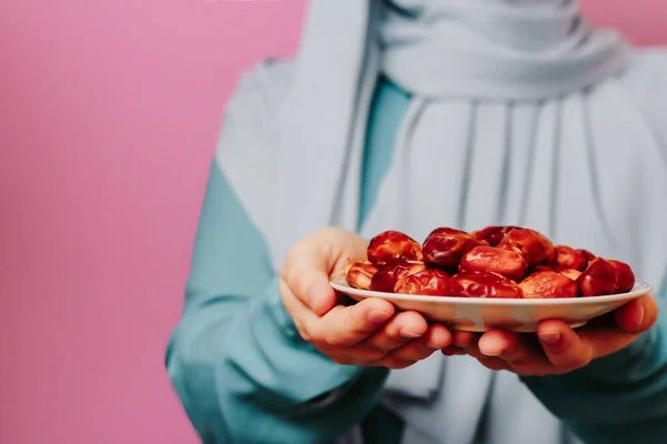 Musulmane Fille Dans Foulard Détient Dates — Photo