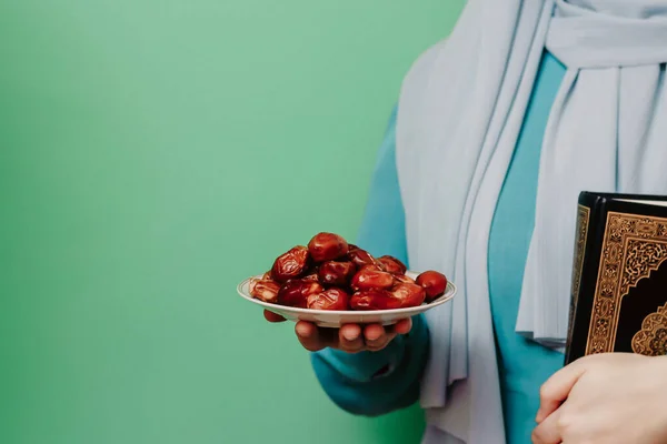 Fille Musulmane Dans Foulard Détient Des Dates Coran — Photo