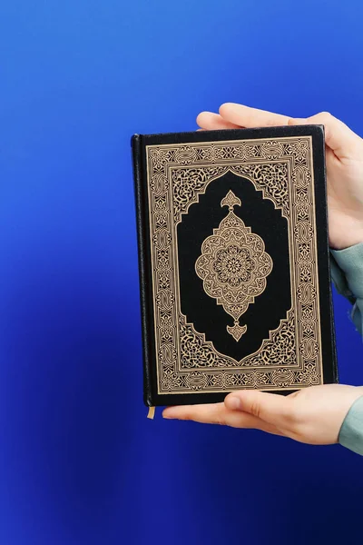Muzułmanka Chustce Trzyma Dłoniach Koran Różowym Tle — Zdjęcie stockowe