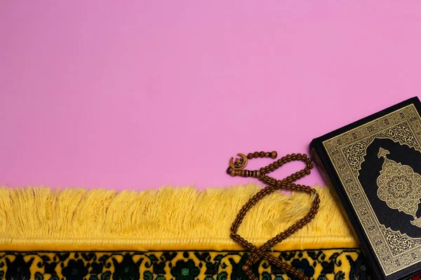 Korán Lebkou Muslimský Růženec Modlitební Koberec Růžovém Pozadí — Stock fotografie