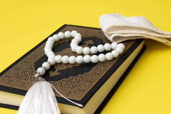 Koran Biały Różaniec Czaszka Żółtym Tle — Zdjęcie stockowe