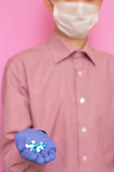 Guy Medical Mask Gloves Holds White Blue Tablets Medical Content — Stock Photo, Image