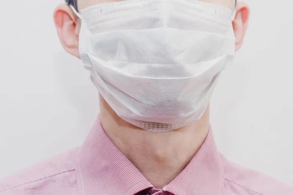 Tipo Com Uma Máscara Médica Branca Uma Camisa Rosa — Fotografia de Stock