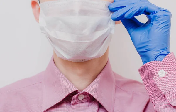 Een Man Met Een Wit Medisch Masker Met Handschoenen Aan — Stockfoto