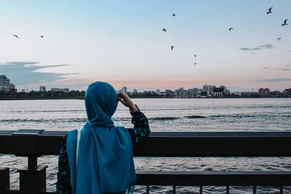 Flickan Fokus Men Bakgrunden Staden Och Havet Fokus Kväll Solnedgång — Stockfoto