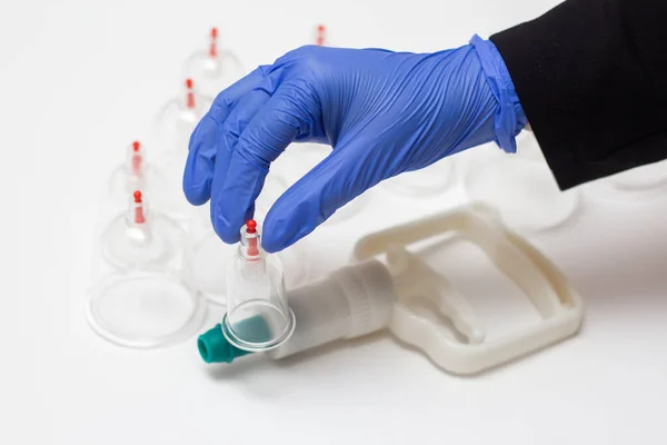 Hijama için kavanozlar. Beyaz arkaplanda süpürge pompaları