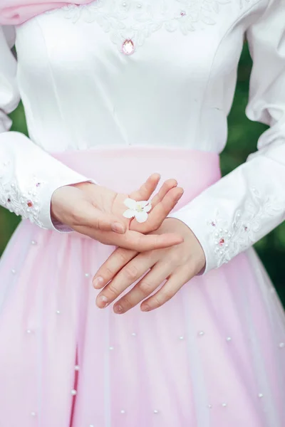 Дівчина Пишному Біло Рожевому Кольорі Тримає Маленьку Квітку Руках Фоні — стокове фото