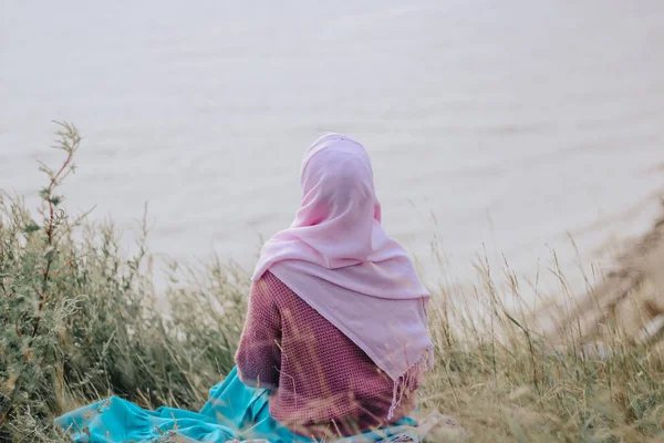 Moslim Vrouw Een Blauwe Jurk Aan Kust — Stockfoto