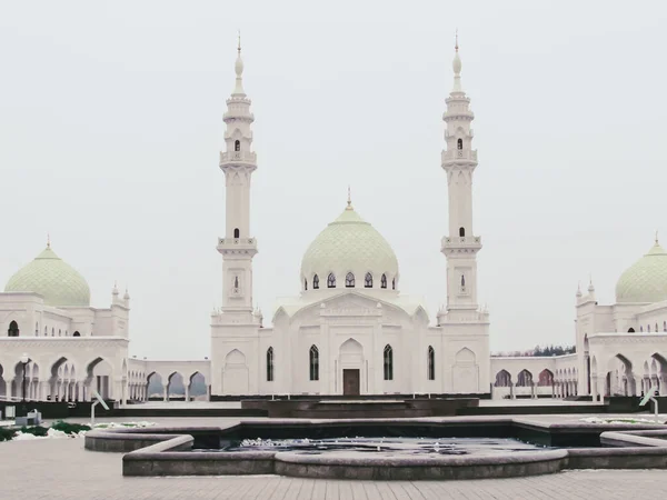 Vit Moské Staden Bulgar Fontänen Framför Moskén Muhammed — Stockfoto