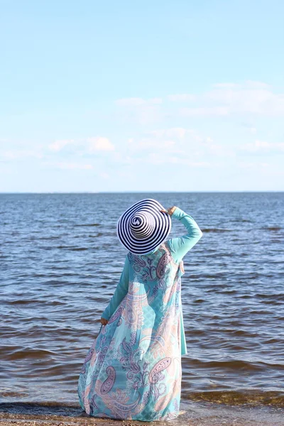 Denizde mavi burkini giymiş Müslüman bir kadın