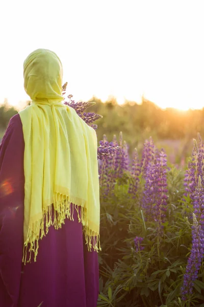 Moslim Vrouw Een Gele Sjaal Een Paarse Jurk Staat Een — Stockfoto