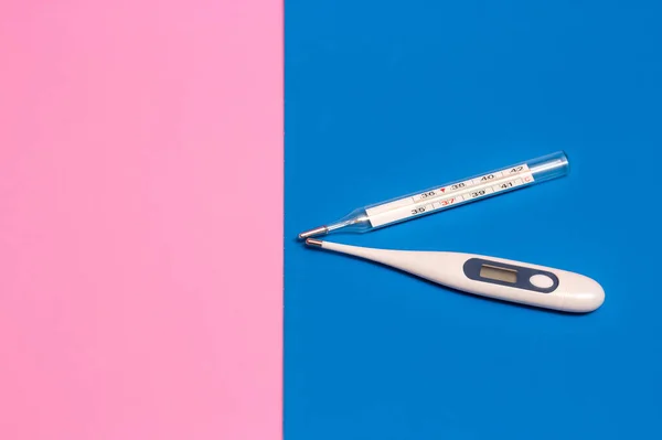 Zwei Thermometer Eines Quecksilber Und Das Andere Elektronisch Auf Rosa — Stockfoto