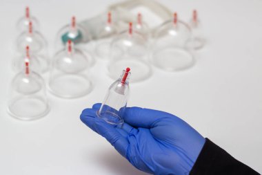 Hijama için kavanozlar. Beyaz arkaplanda süpürge pompaları