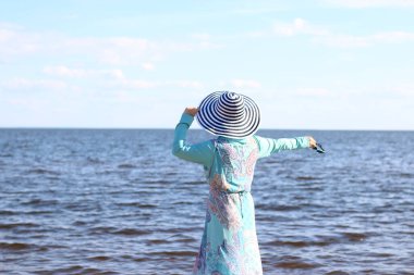 Denizde mavi burkini giymiş Müslüman bir kadın