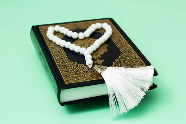 Κοράνι Και Λευκό Κομπολόι Muslim Σχήμα Καρδιάς Πράσινο Φόντο — Φωτογραφία Αρχείου