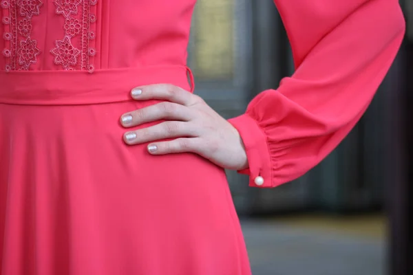 Chica Puso Mano Cintura Con Hermoso Vestido Rosa Naranja Plan —  Fotos de Stock