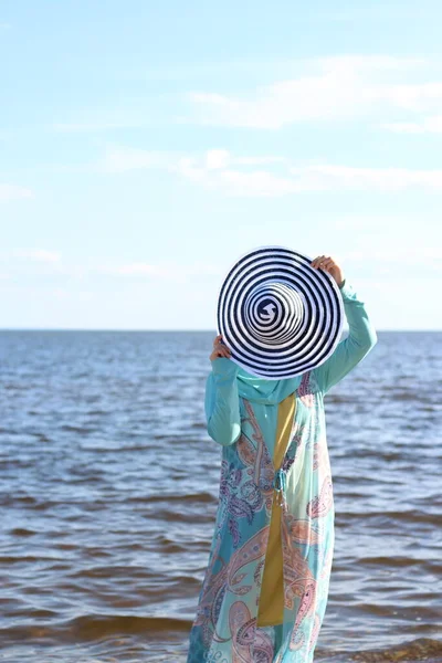 Denizde mavi burkini giymiş Müslüman bir kadın