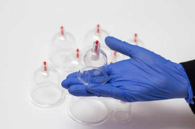 Hijama için kavanozlar. Beyaz arkaplanda süpürge pompaları