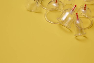 Hijama için kavanozlar. Sarı arkaplandaki süpürge pompaları