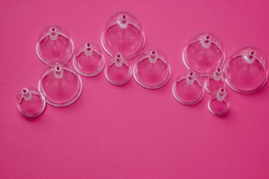 Hijama için kavanozlar. Pembe arka planda vakum pompaları