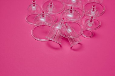 Hijama için kavanozlar. Pembe arka planda vakum pompaları