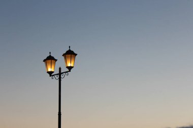 Gökyüzünde bulutsuz iki lamba