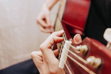 Adam gitar çalıyordu. Planı kapat