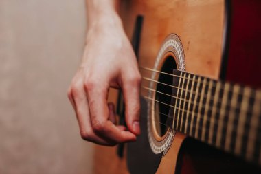 Adam gitar çalıyordu. Planı kapat