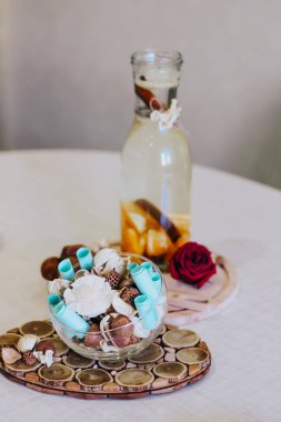 Su portakalları ve tarçınlı süs. Tarihler. Gül çiçeği. Kurumuş çiçekli ve yapraklı bir vazo. İftar, güneş ışığı, hurma ve su. Ramazan