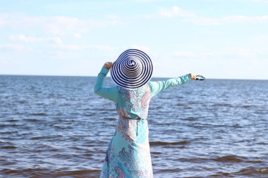 Denizde mavi burkini giymiş Müslüman bir kadın