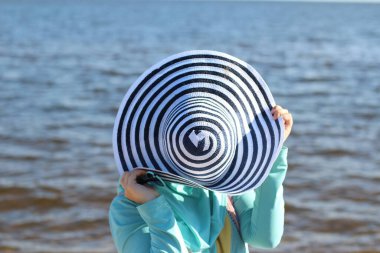 Denizde mavi burkini giymiş Müslüman bir kadın