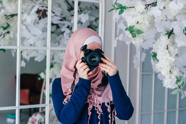 Müslüman Kız Gri Ceketli Pembe Elbiseli Profesyonel Bir Fotoğrafçıyı Vuruyor — Stok fotoğraf