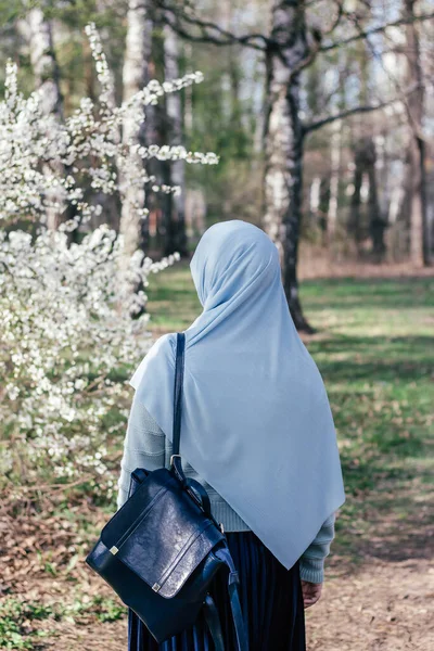 Moslimvrouw Hijab Een Park Naast Een Bloeiende Boom Blauwe Sjaal — Stockfoto
