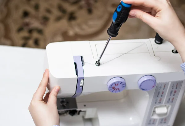Dikiş makinesi tamiri. Tornavida. Beyaz dikiş makinesi. İçerik dikiyorum. Ev aletlerinin tamiri.
