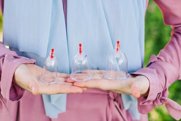 Het Meisje Houdt Een Pot Vast Voor Kaping Hijama Bloedvergieten — Stockfoto